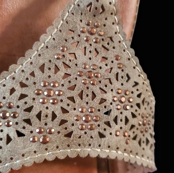 Marbella Slip on Sandals in Tan with Copper metal adds. Size 8M. - Picture 3 of 5